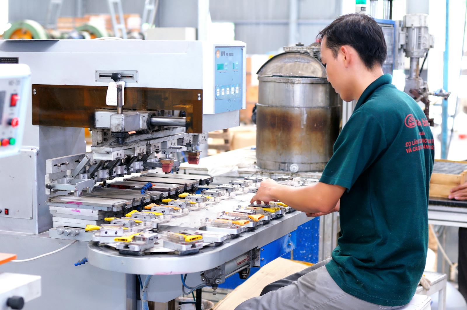 工廠作業現場，適合說明外籍員工與主管的生產交辦翻譯